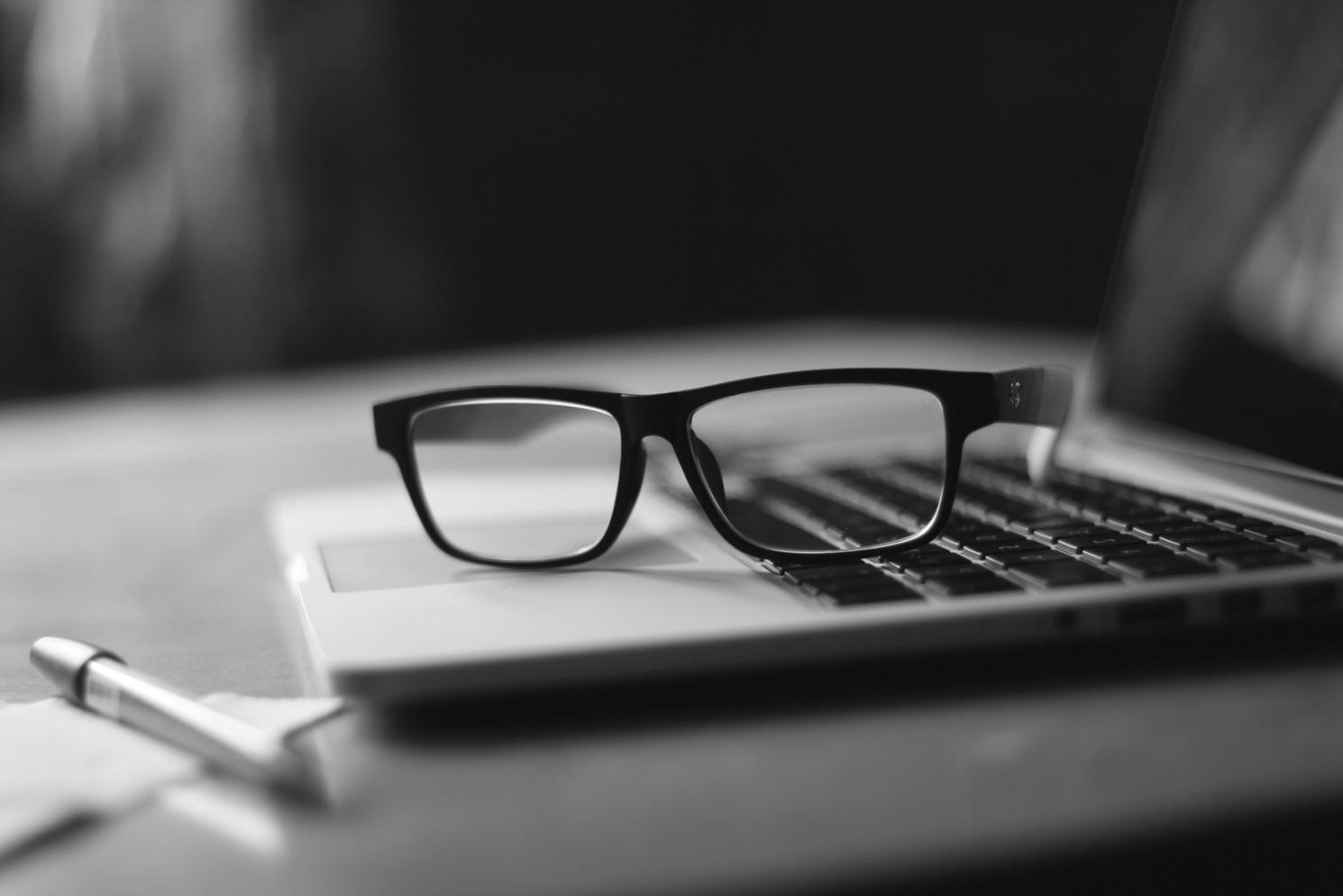 Analyse de données financières sur écran d'ordinateur