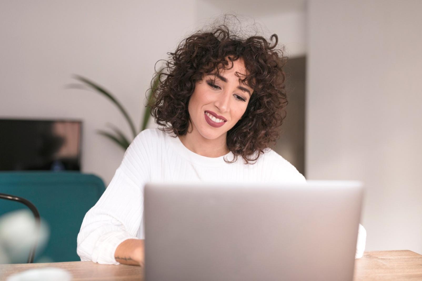 Équipe analysant des tendances commerciales